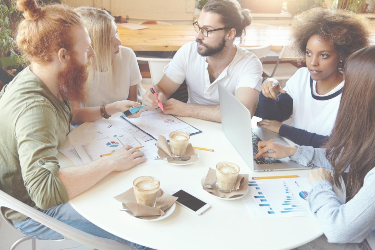 Session de formation en analyse financière avec supports pédagogiques modernes